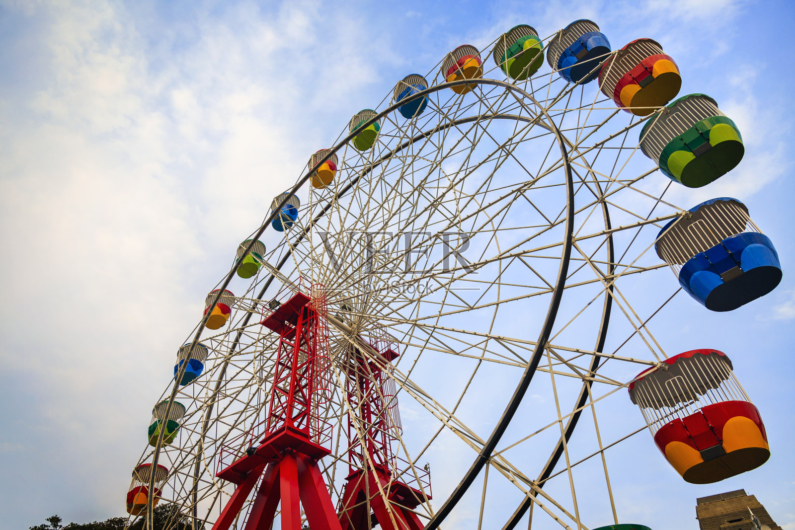 五颜六色的摩天轮车厢照片摄影图片