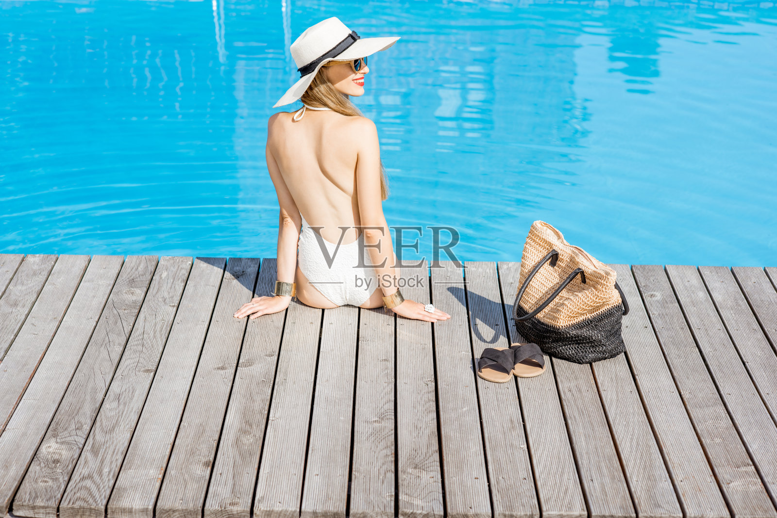 在游泳池的女人照片摄影图片