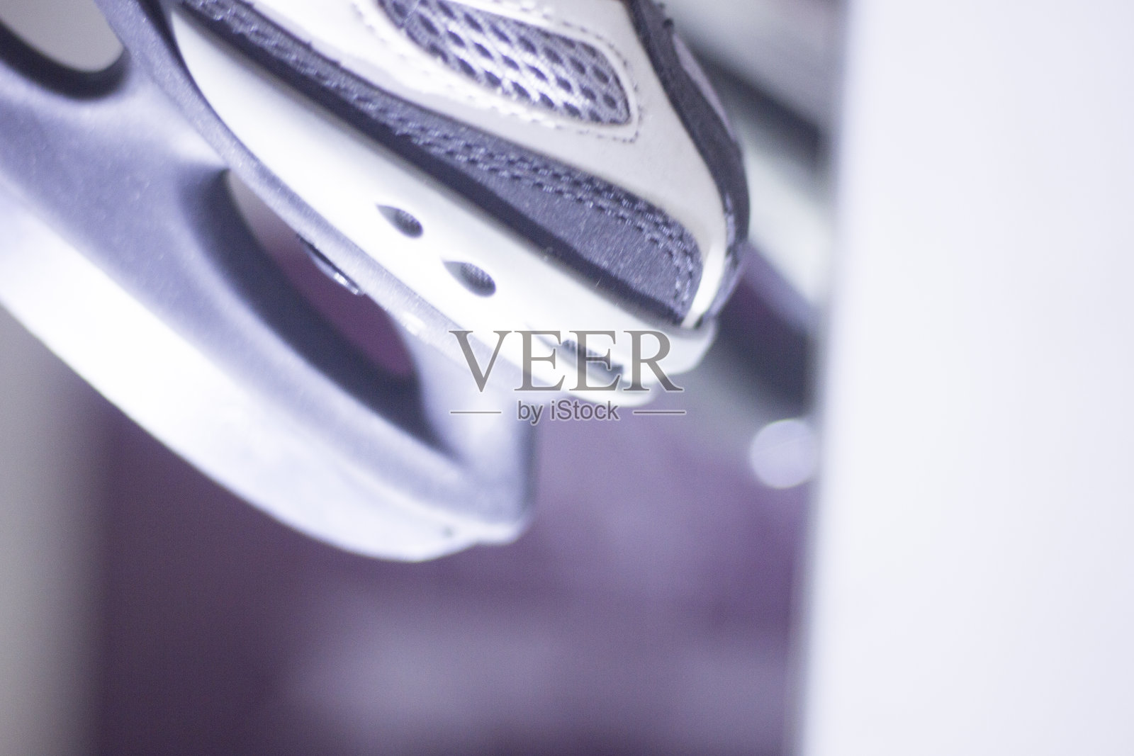 溜冰鞋商店的橱窗里陈列着用于冰上滑冰和花样滑冰的溜冰鞋。照片摄影图片