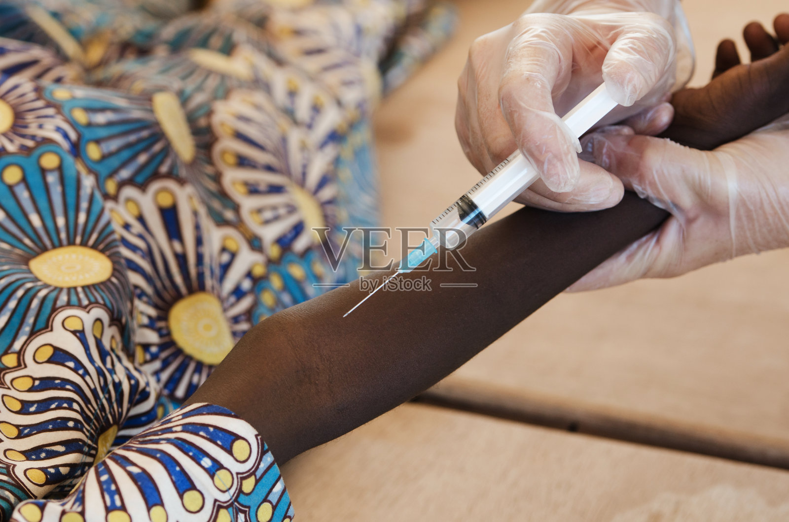 年轻的非洲黑人男孩正在接种疫苗照片摄影图片