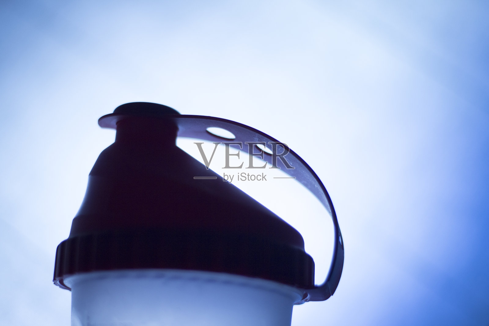 乳清粉蛋白摇瓶，适用于健身和健身运动员健身后的蛋白质饮料。照片摄影图片