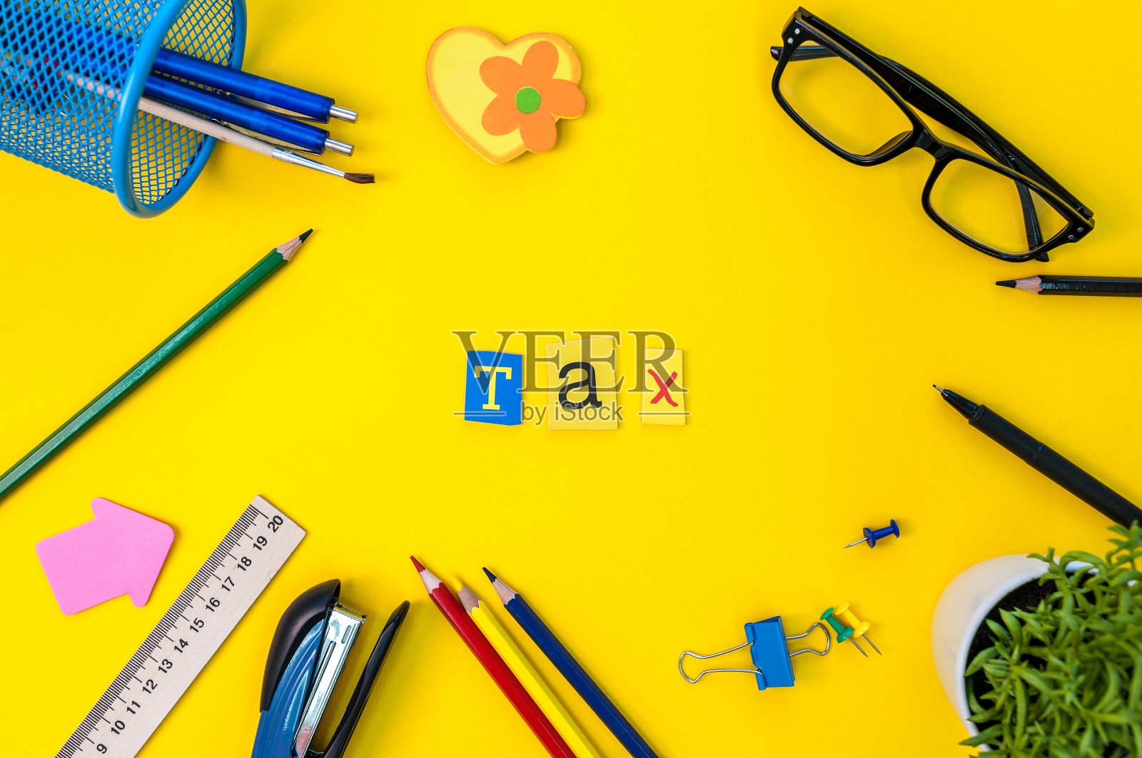 税的时候了。资金财务会计。税务概念与办公用品在黄色背景照片摄影图片