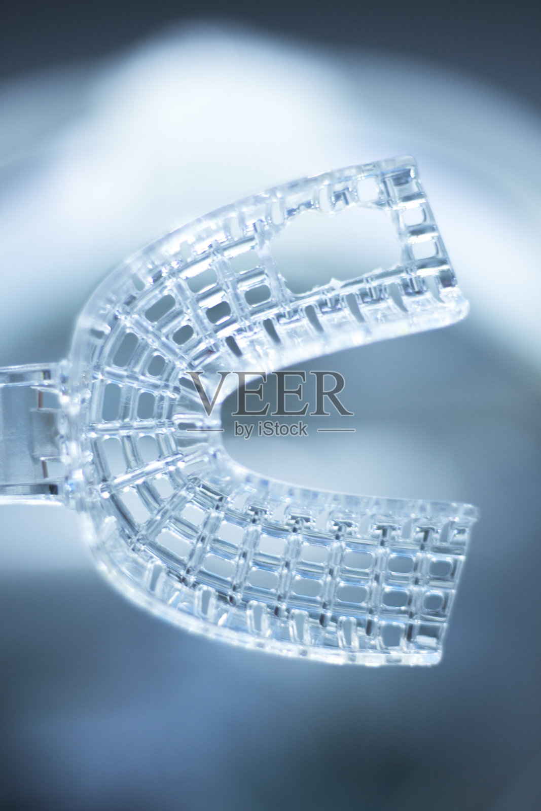 牙科医生用粘土胶制作假牙、补牙、假牙、牙桥和矫正牙齿的牙齿模。照片摄影图片