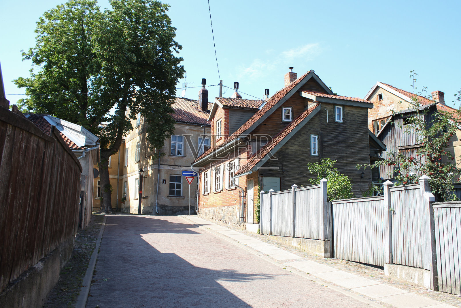 古老的乡村小砖街。照片摄影图片