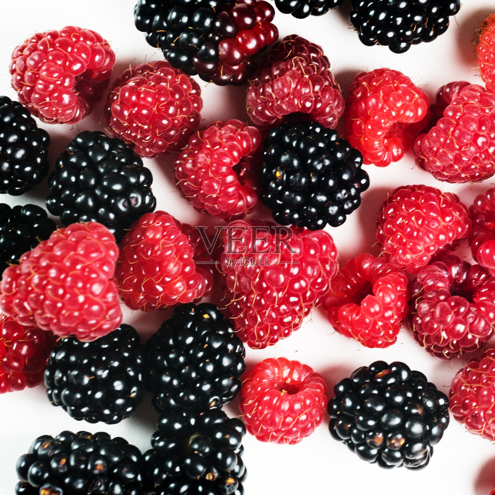 靠近黑莓和覆盆子照片摄影图片