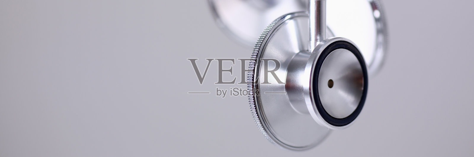 听诊器头躺在灰色背景特写照片摄影图片