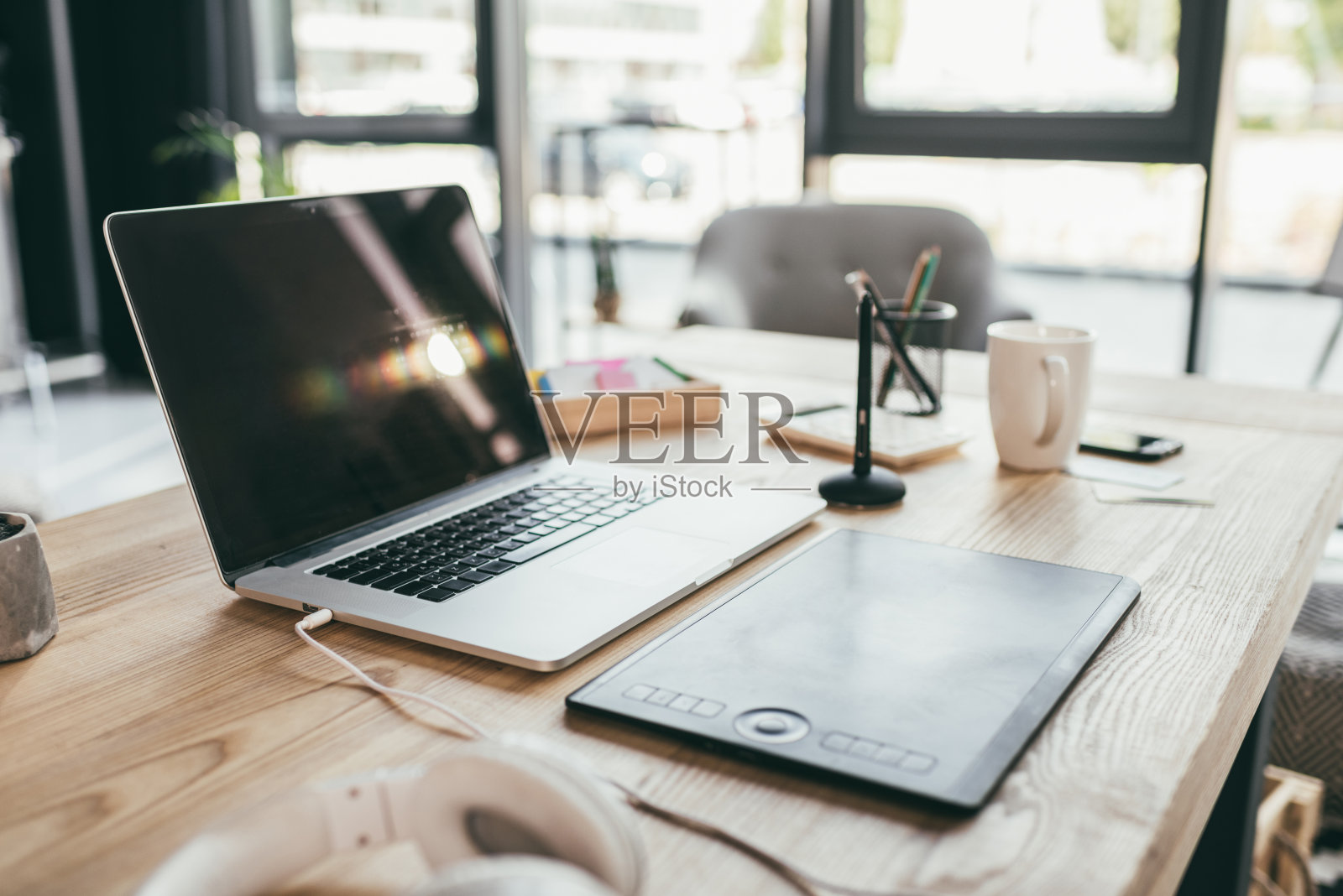 桌上放着笔记本电脑和平板电脑照片摄影图片