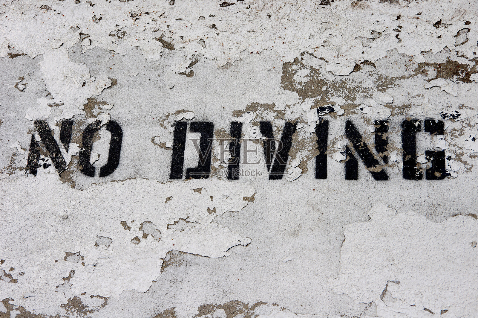 游泳池边上的“禁止潜水”警告标志照片摄影图片