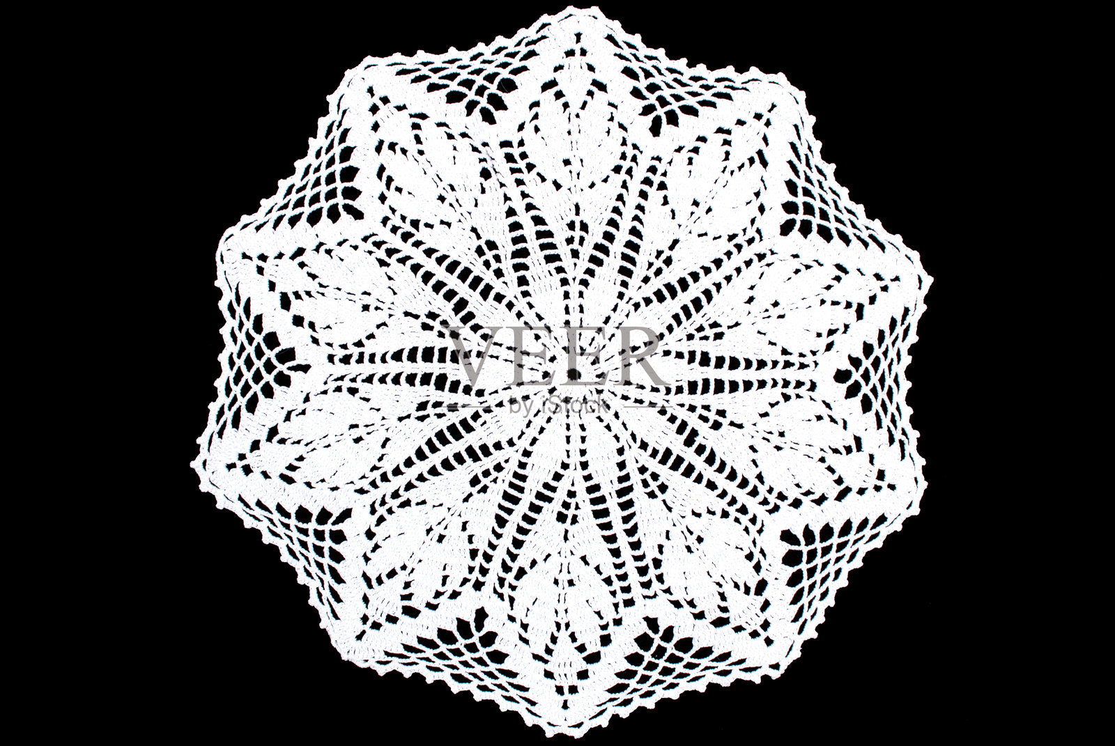 黑色背景上的白色矩形蕾丝桌布照片摄影图片