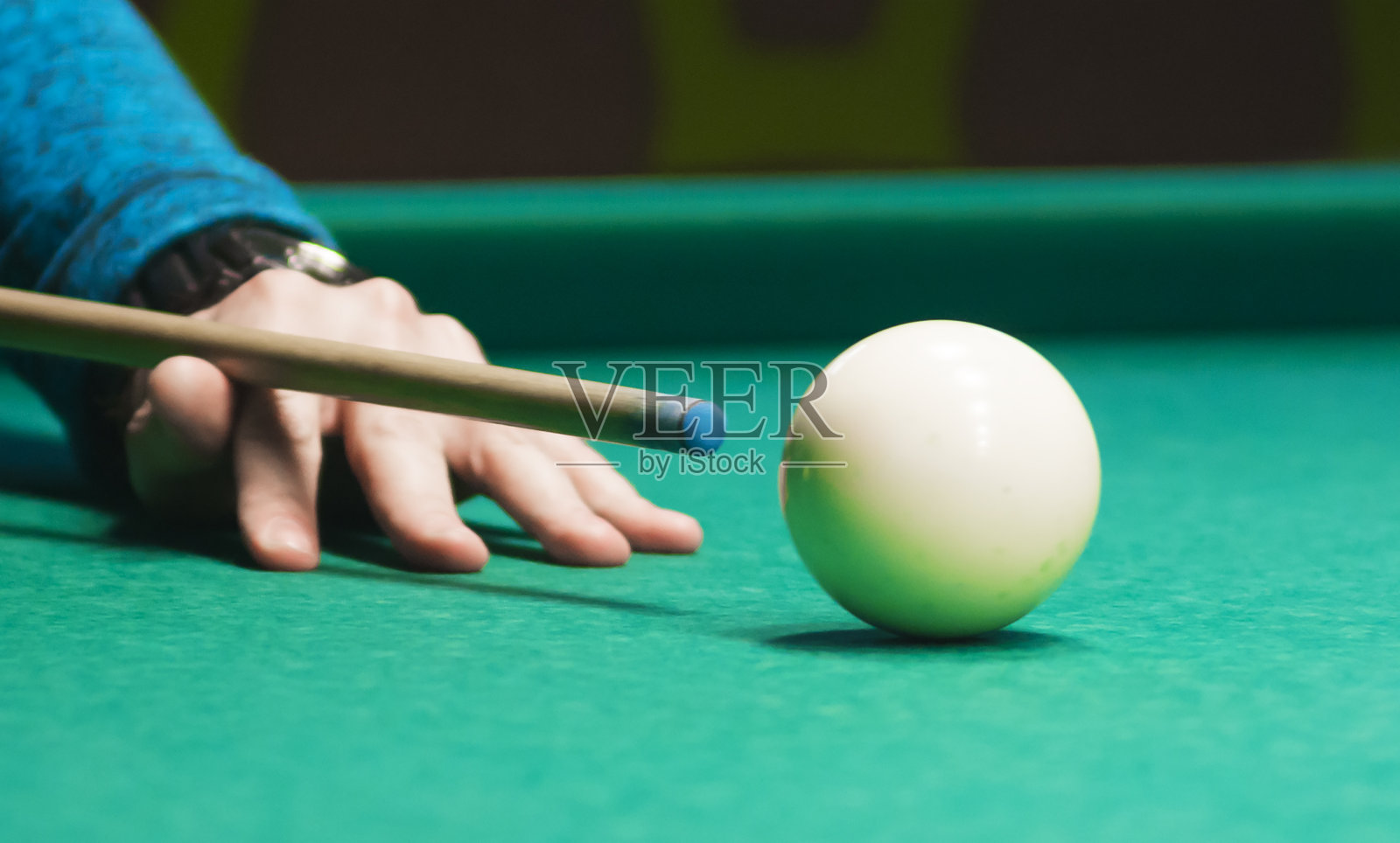 打台球。球员用球杆击球照片摄影图片