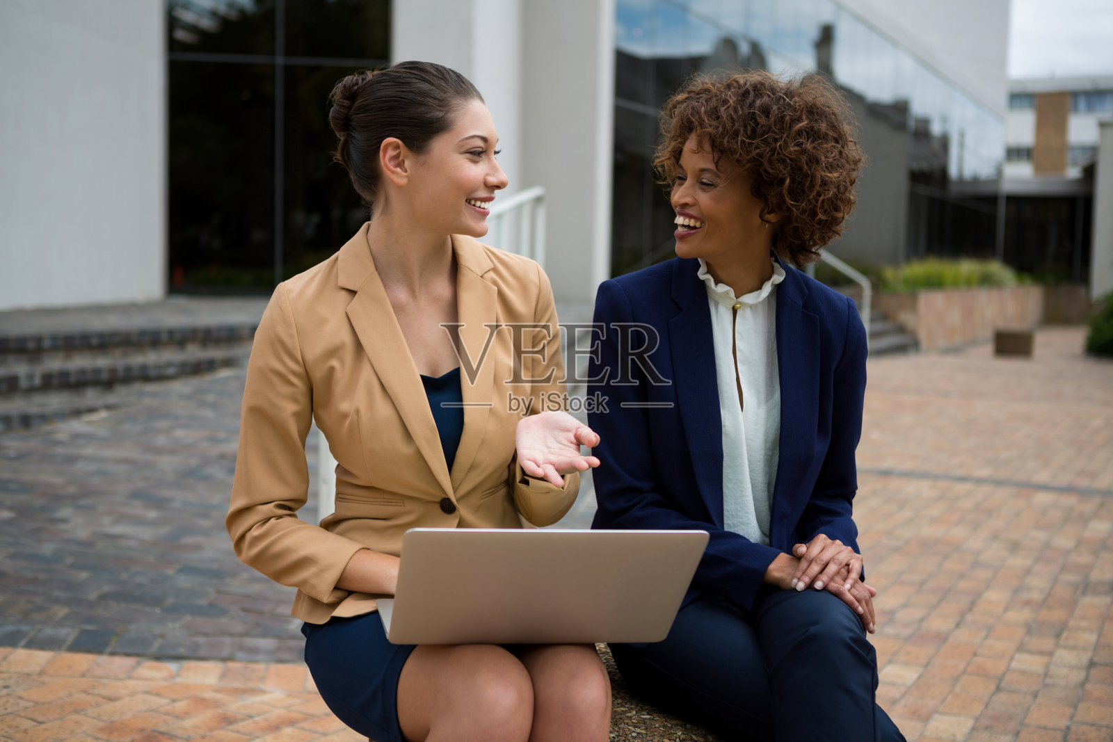 两个女商人相互交流的肖像照片摄影图片