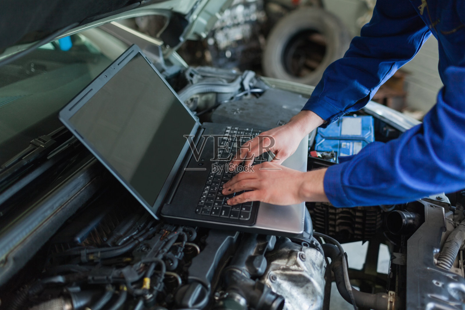 汽车修理工使用笔记本电脑照片摄影图片