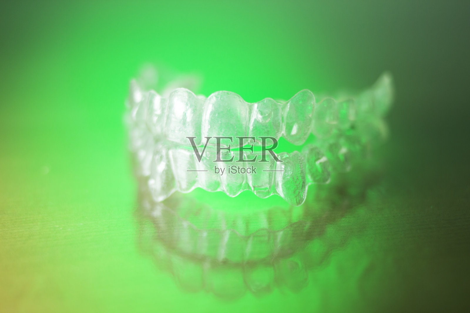 隐形牙齿牙齿固位器用于矫正患者的每颗牙齿。照片摄影图片