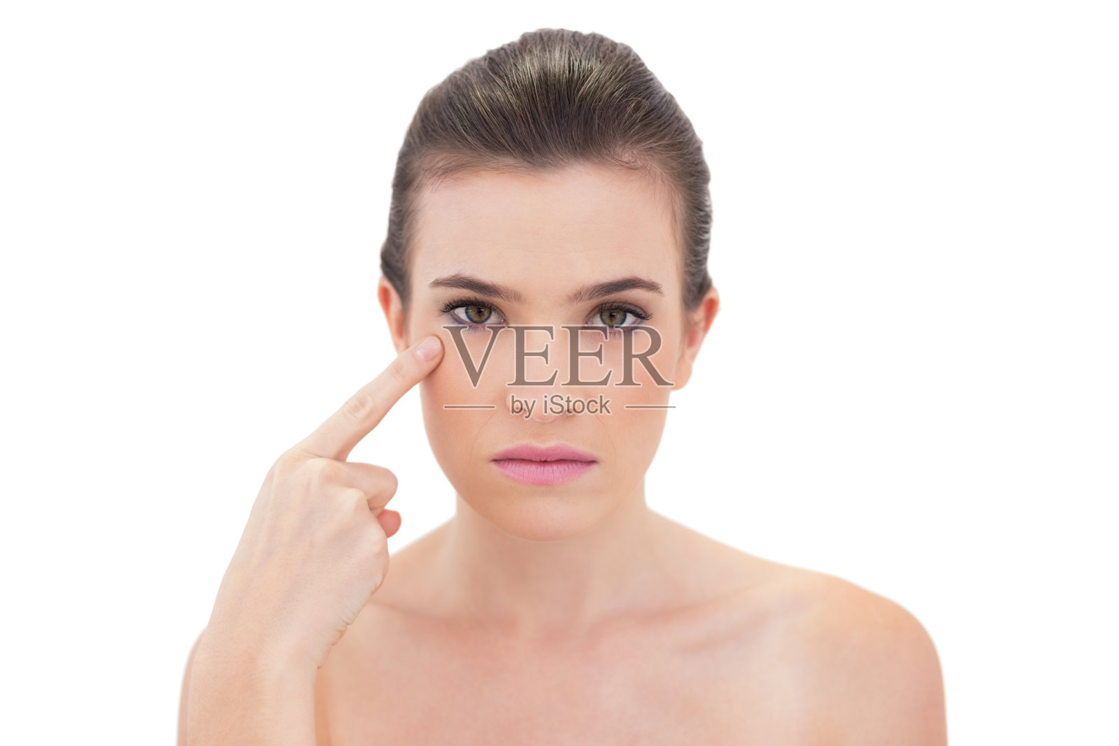 严肃的自然棕色头发模特触摸她的颧骨照片摄影图片