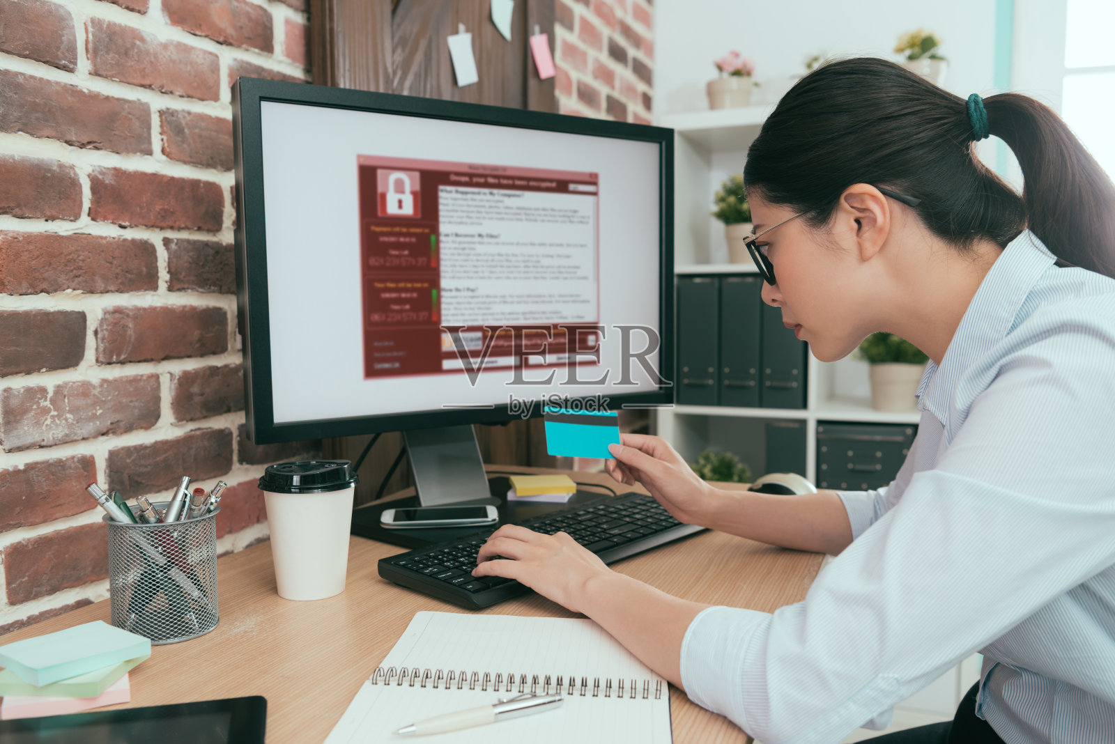 严肃的商业工作者使用信用卡照片摄影图片