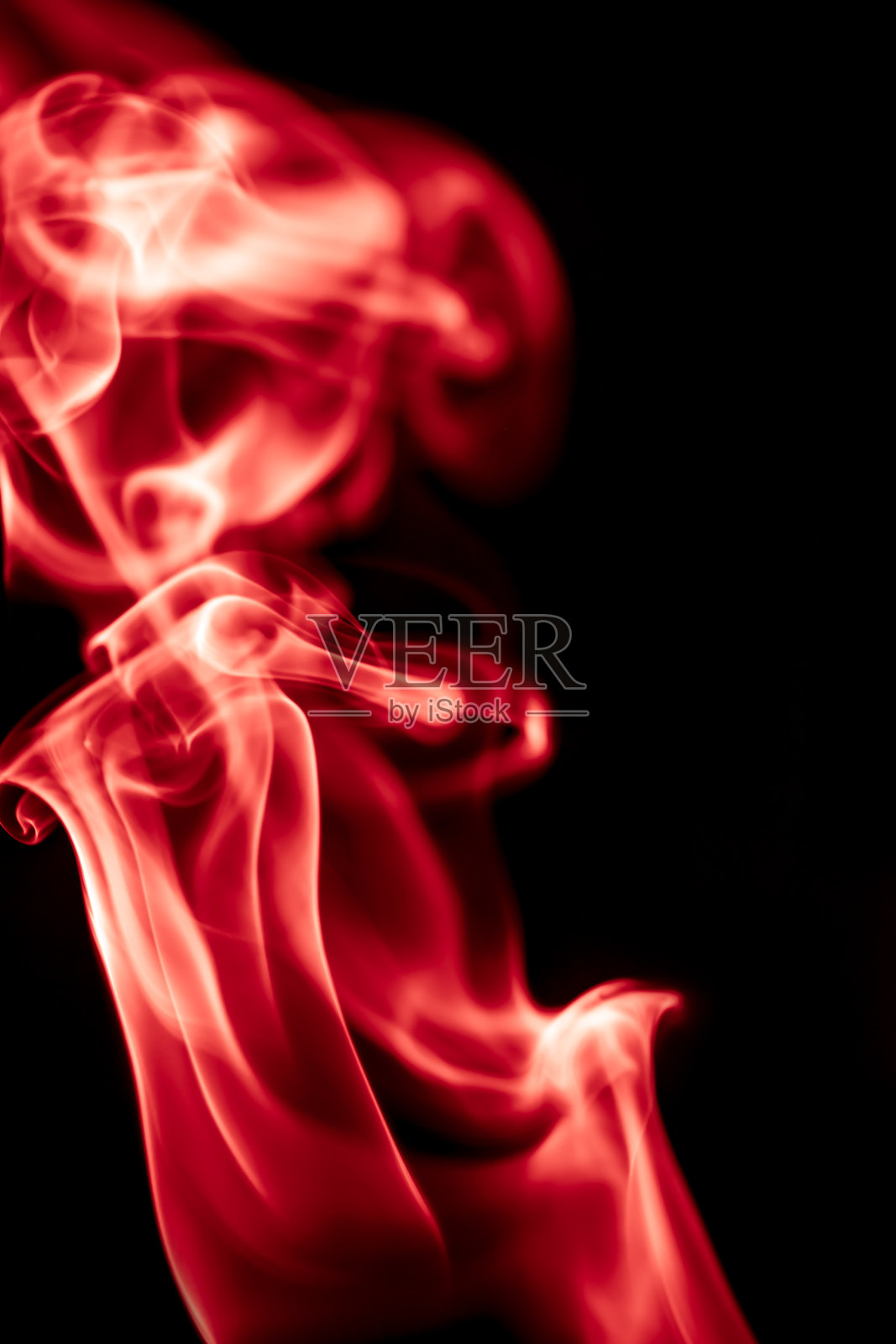 黑色背景上的红色烟雾照片摄影图片