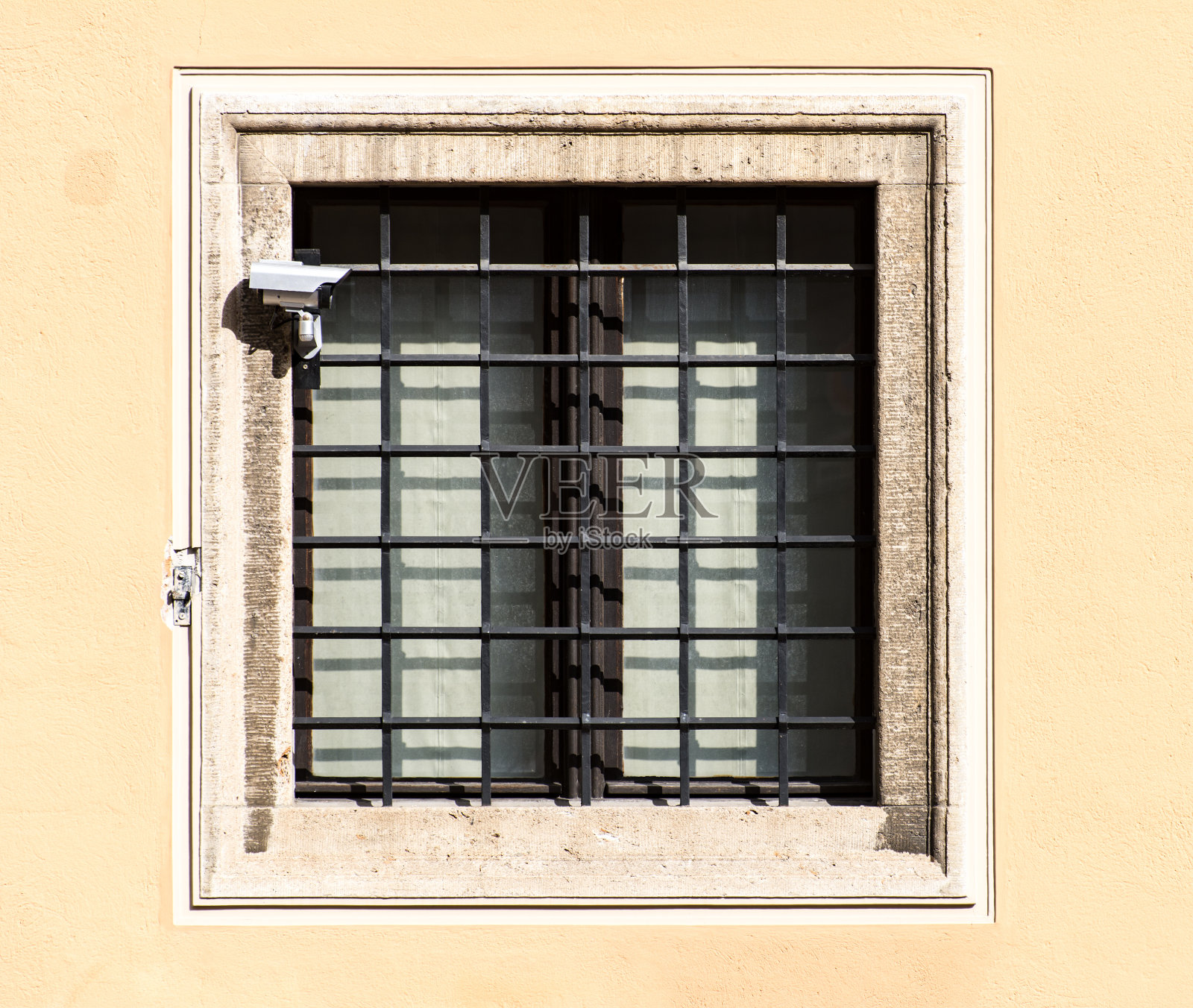 监狱铁栅栏上的监控照片摄影图片