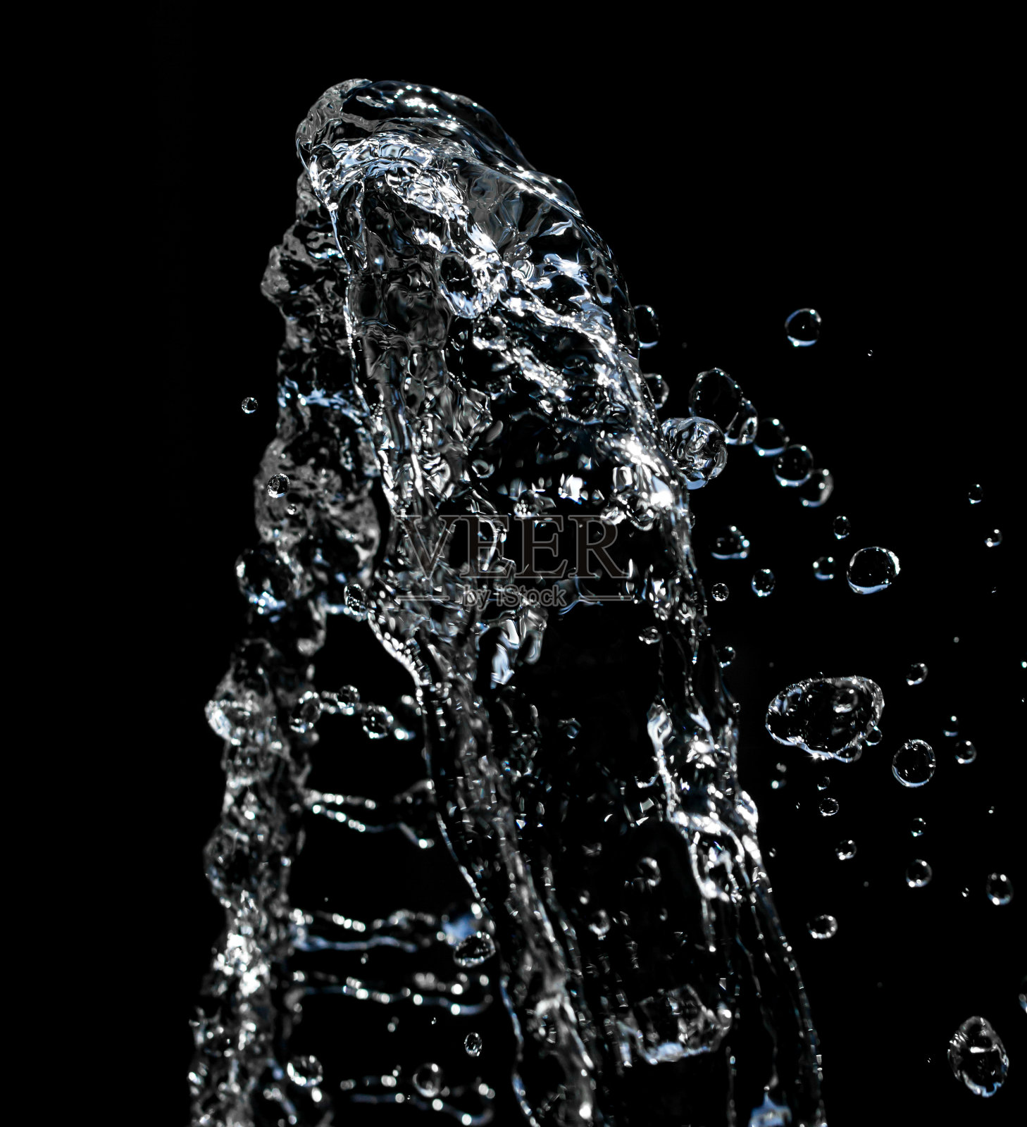 水溅在黑色的背景上照片摄影图片