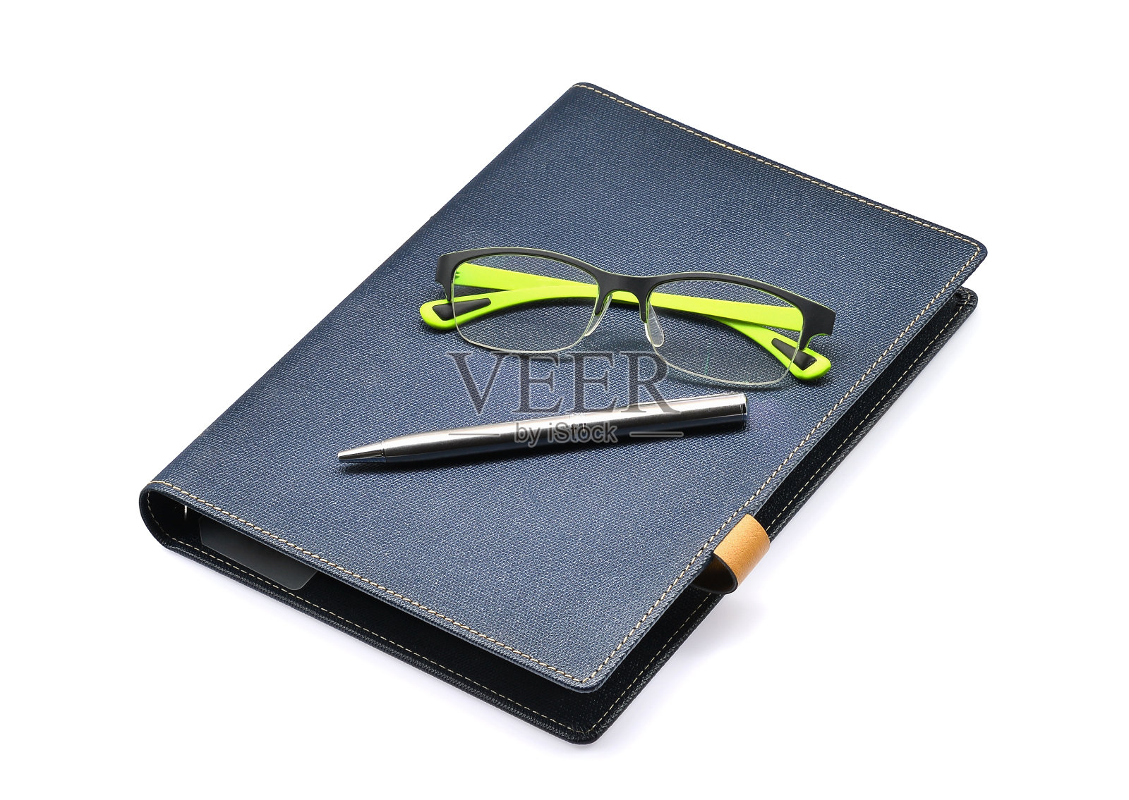 蓝色笔记本，绿色眼镜和银色钢笔孤立在白色背景，办公室概念照片摄影图片