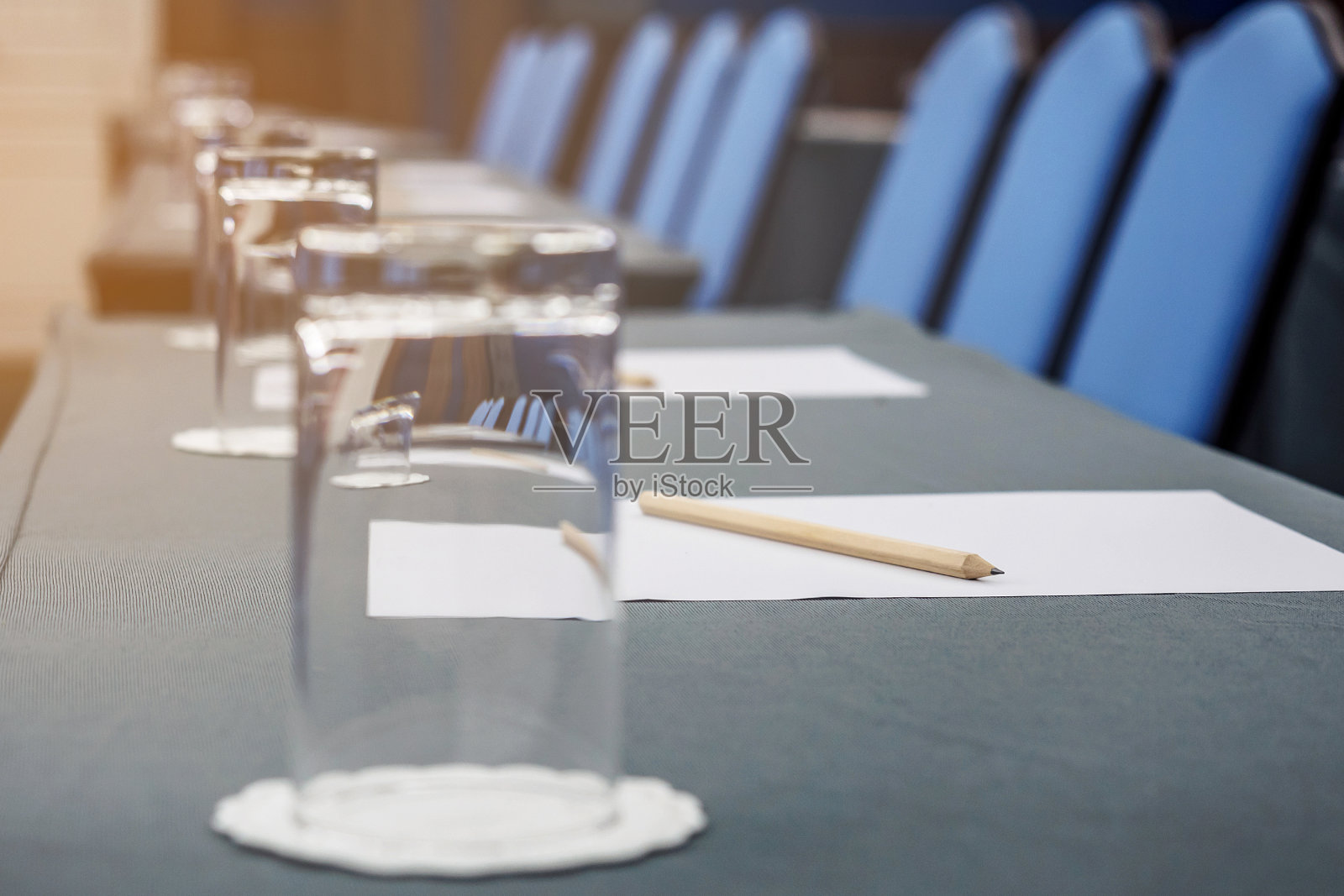 会议厅内饰有桌子、原色椅子和白板笔记照片摄影图片