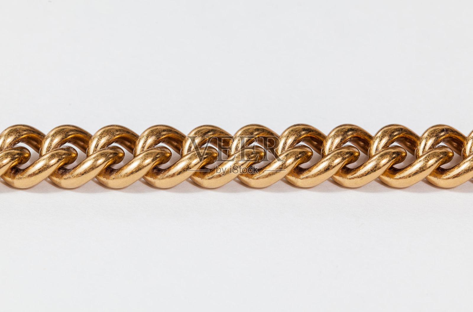 近距离的老化和复古的金色链上的白色背景，孤立照片摄影图片