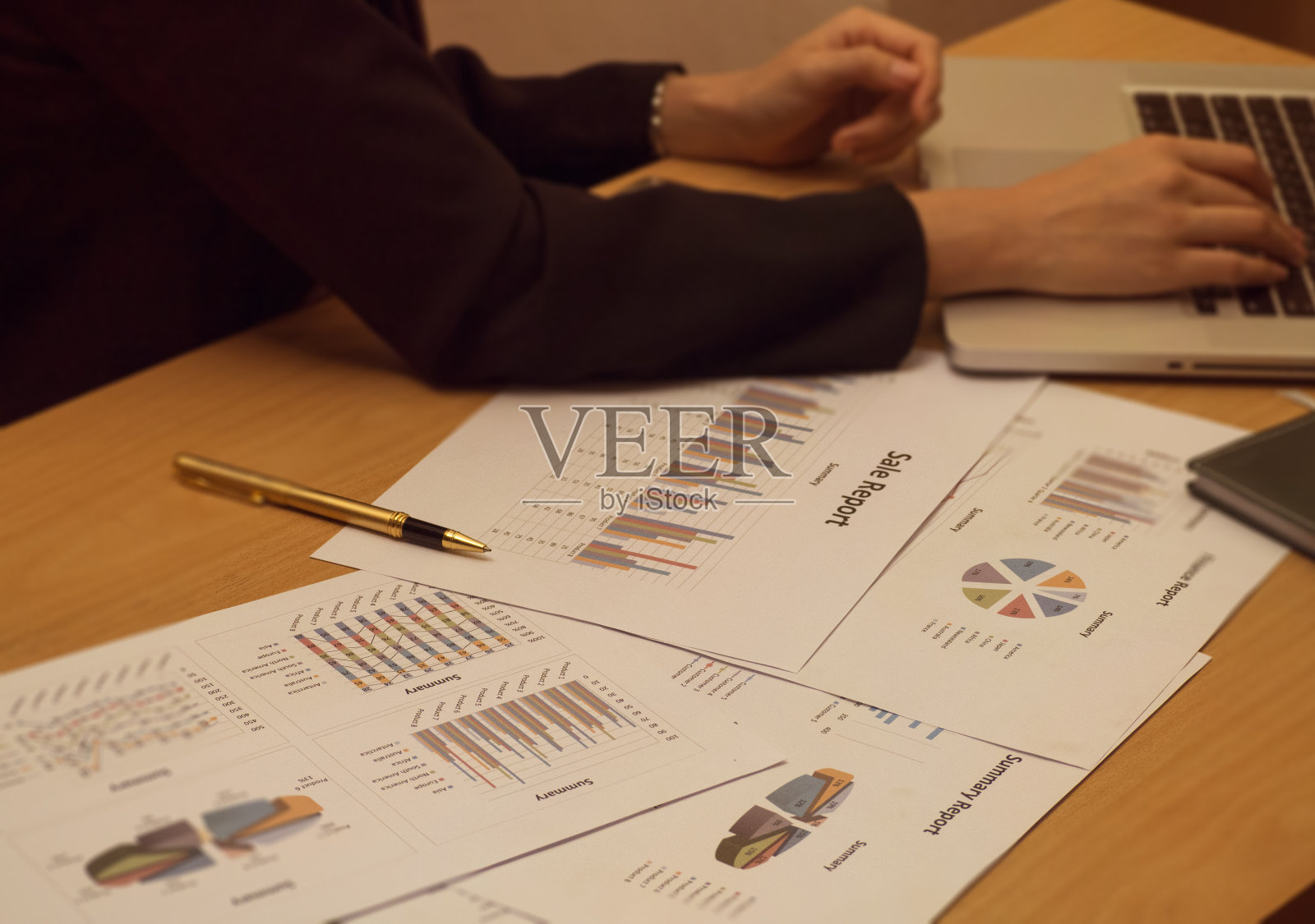 文书工作在办公时间，投资图表和办公室工作时间，繁忙的工作时间的业务工作者照片摄影图片