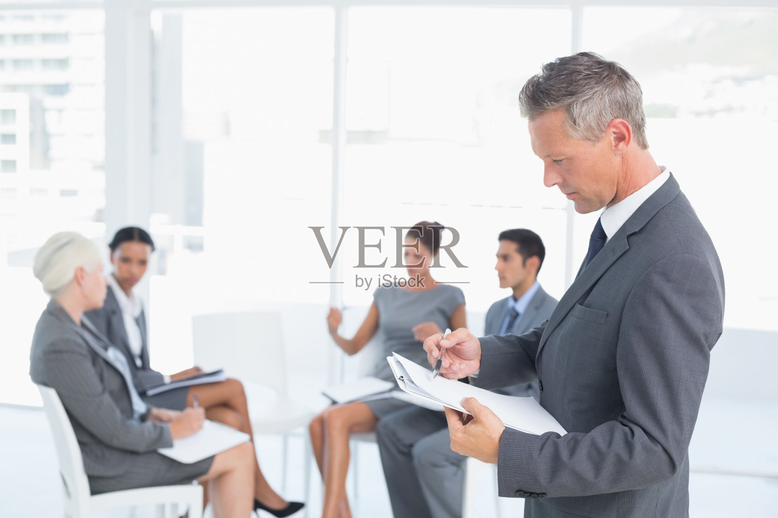 商人写的便条背后的同事照片摄影图片