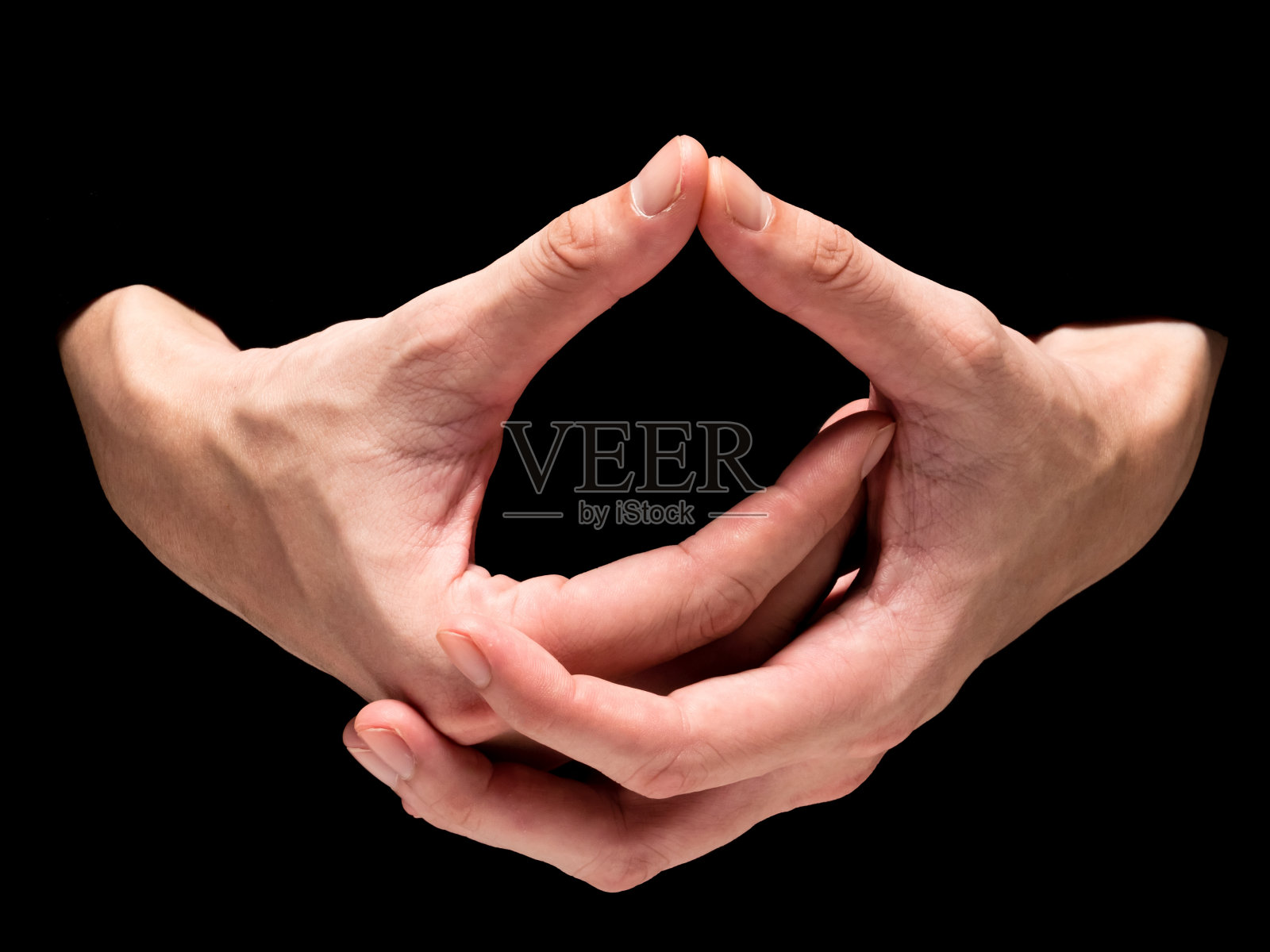 男性的手放在黑色背景上。照片摄影图片