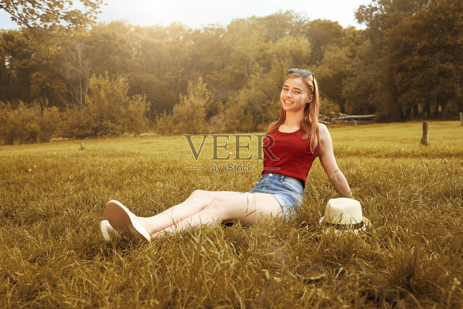 可爱快乐的女孩在草秋天照片摄影图片