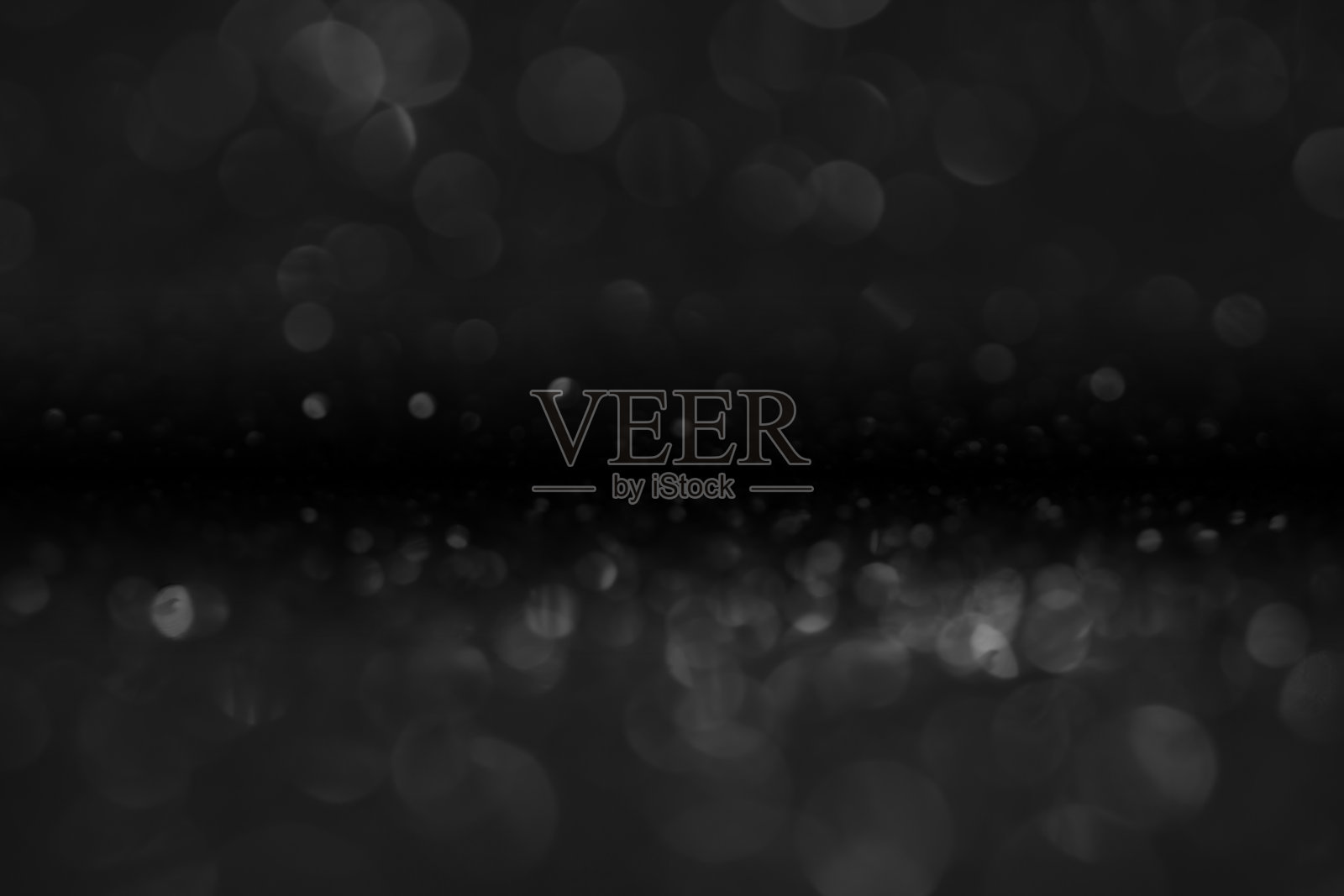 水飞的散景和灯光在黑色的背景上照片摄影图片