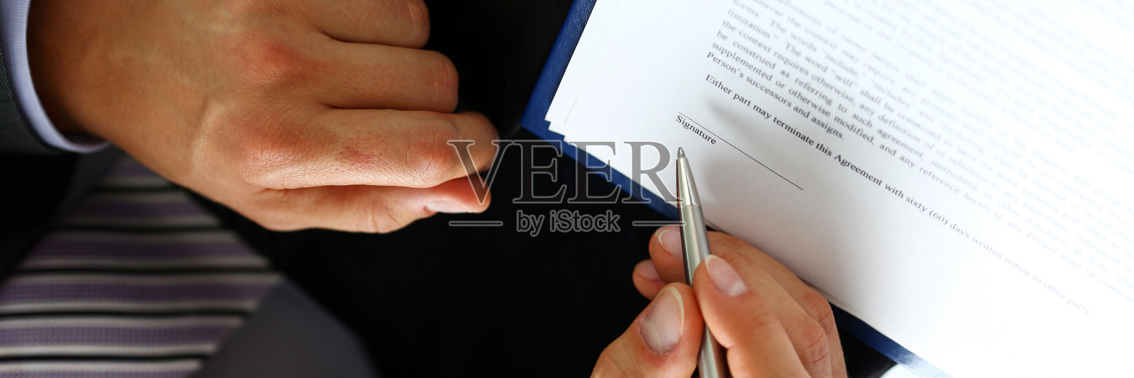 男手臂在西装和领带填充形式夹到垫照片摄影图片