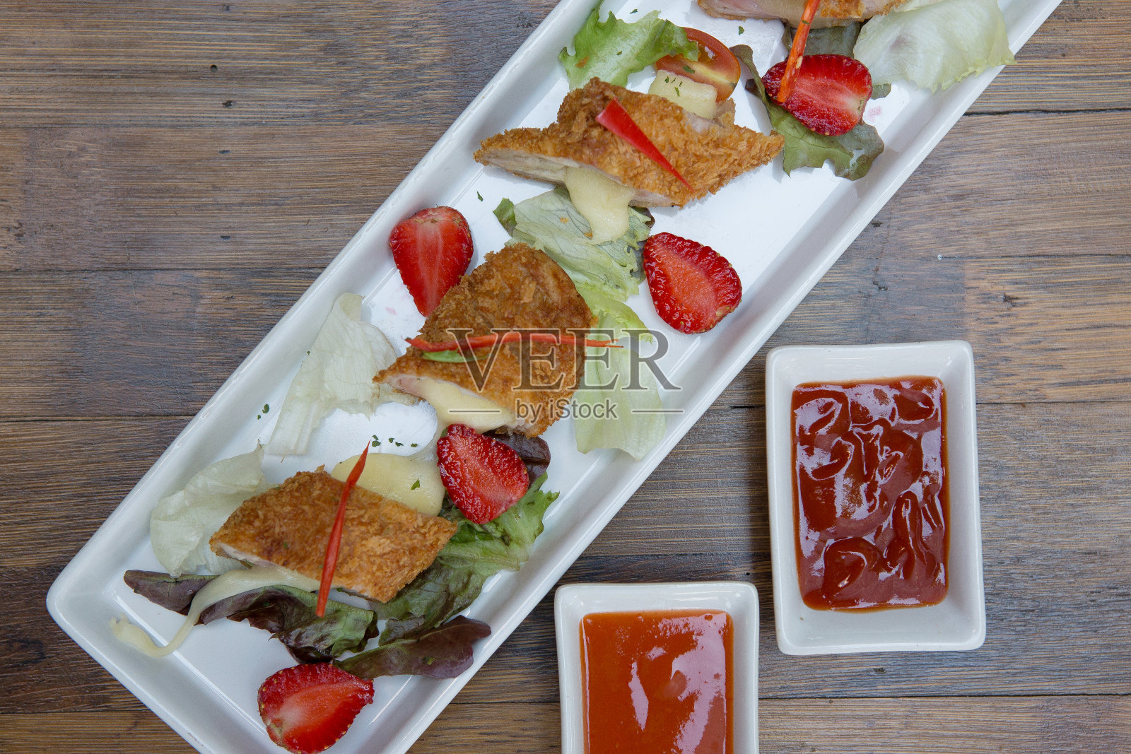 培根芝士卷配草莓照片摄影图片