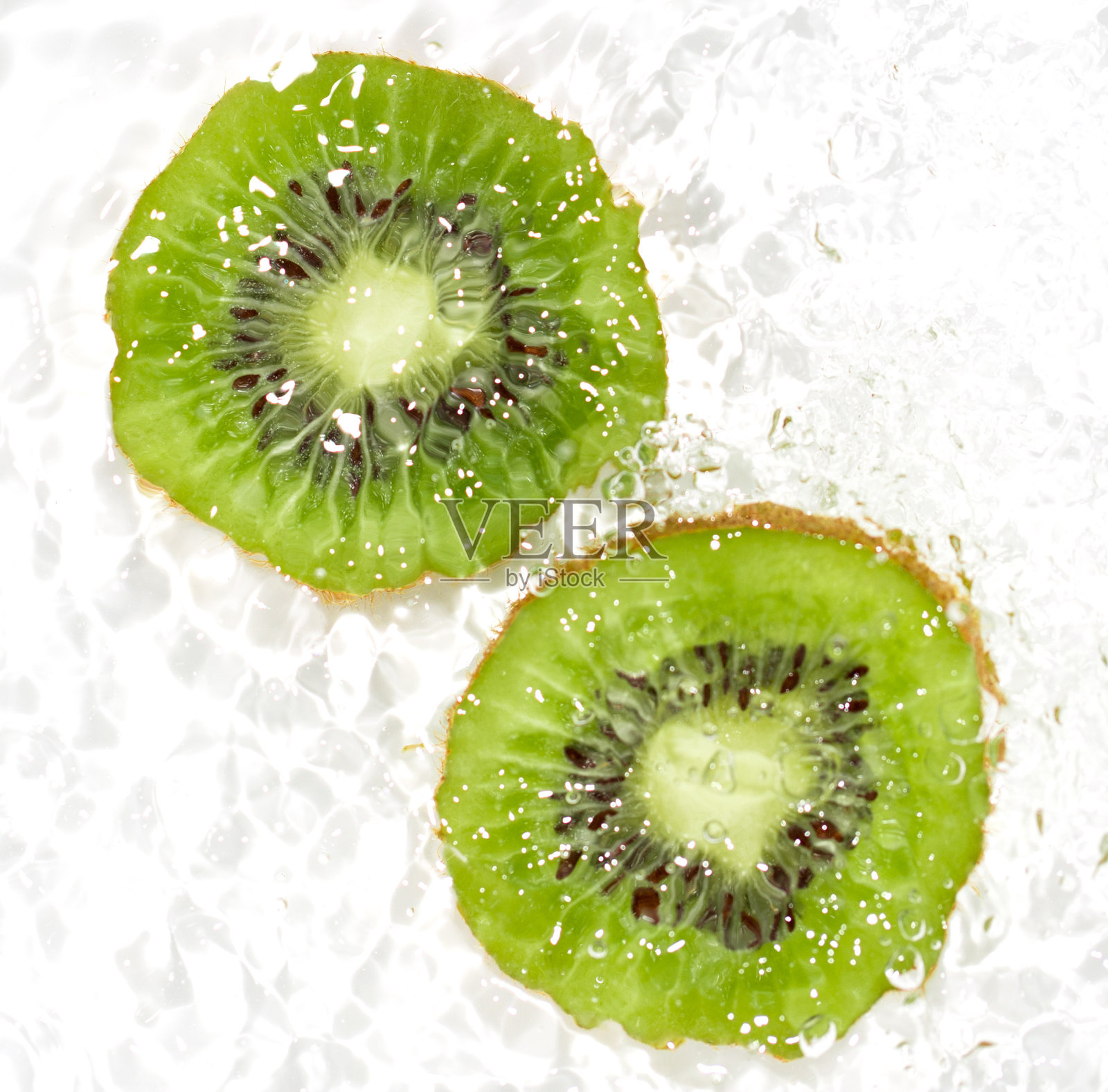 多汁的猕猴桃水在白色的背景。宏照片摄影图片