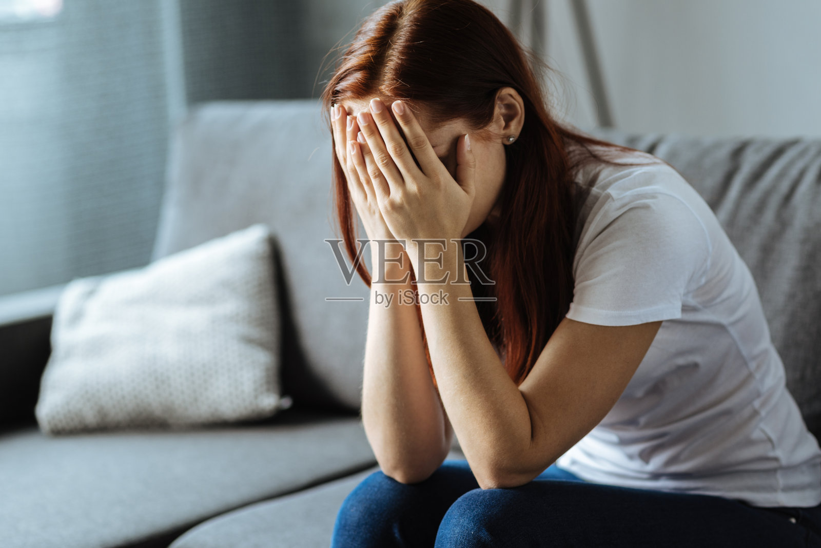 捂住脸的沮丧年轻女子照片摄影图片