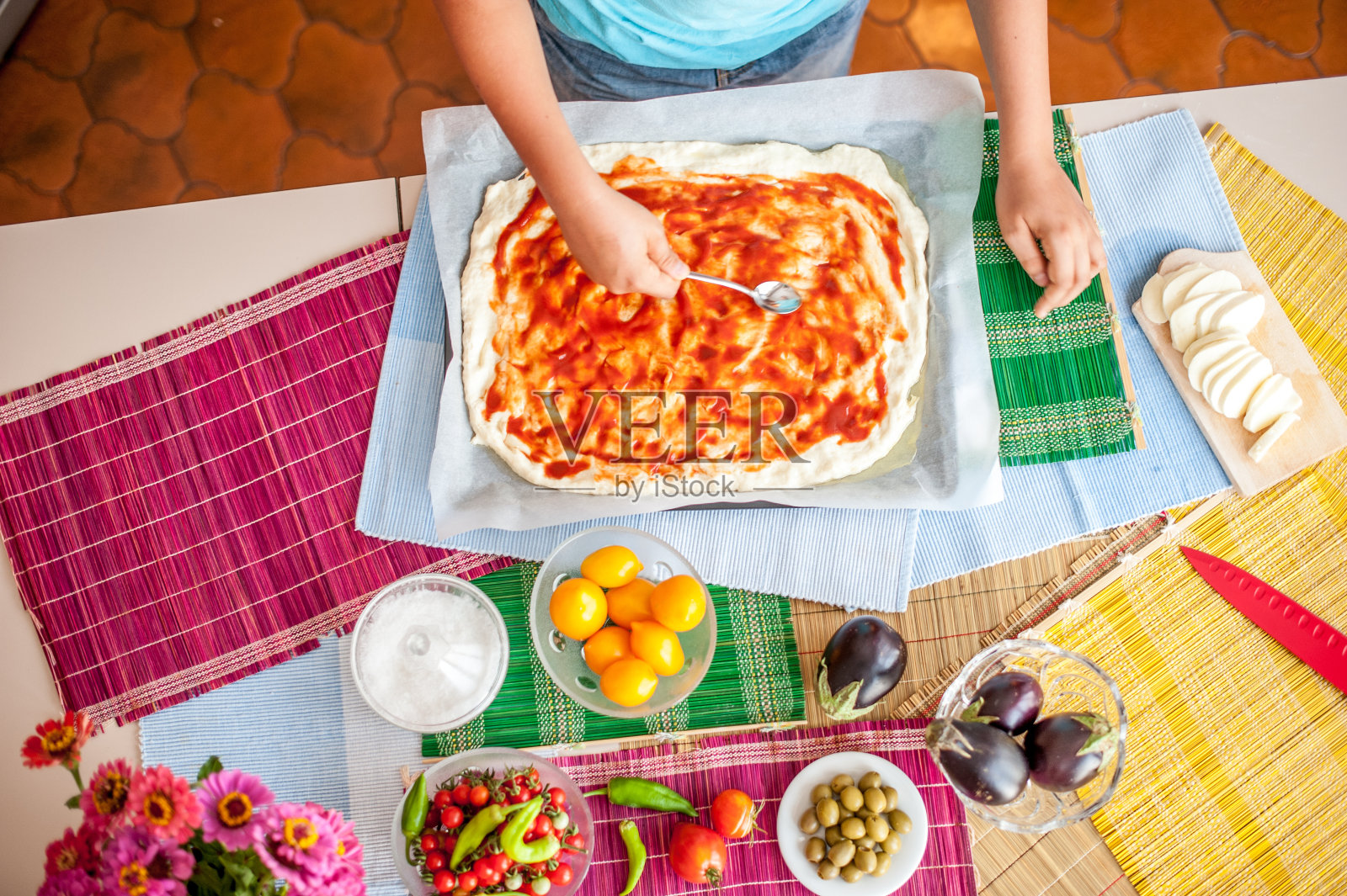高角度的男孩手装饰披萨面团一步一步照片摄影图片
