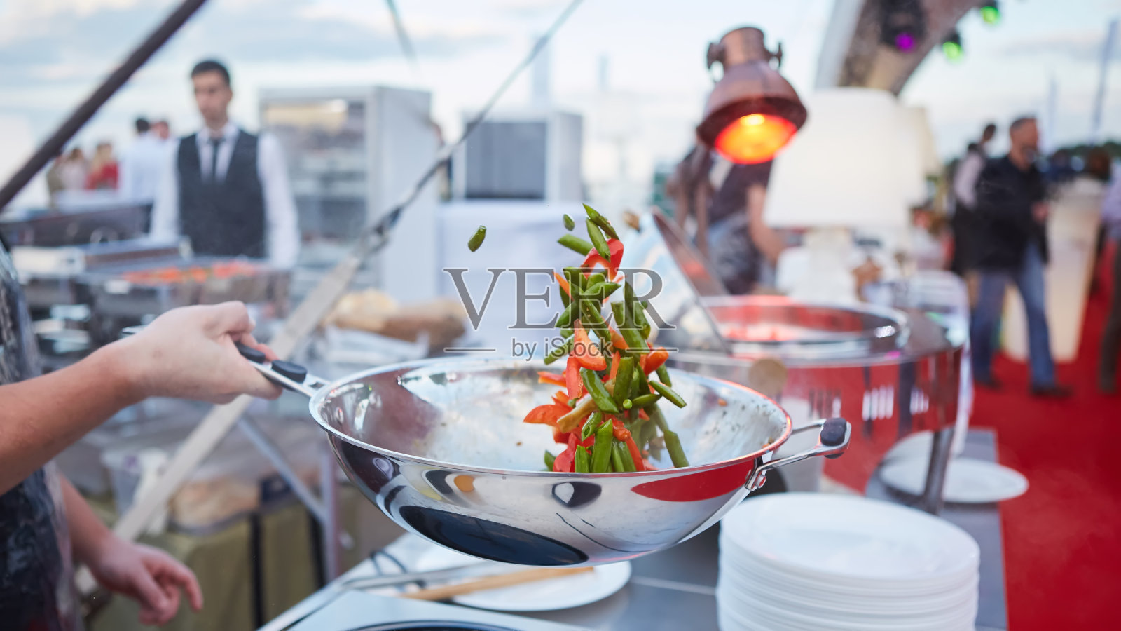 厨师在锅里翻炒蔬菜照片摄影图片