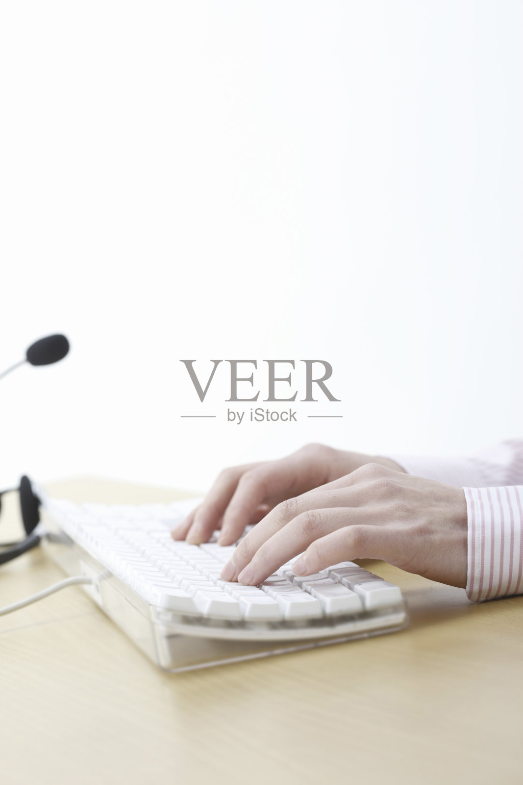 女人击败电脑手照片摄影图片