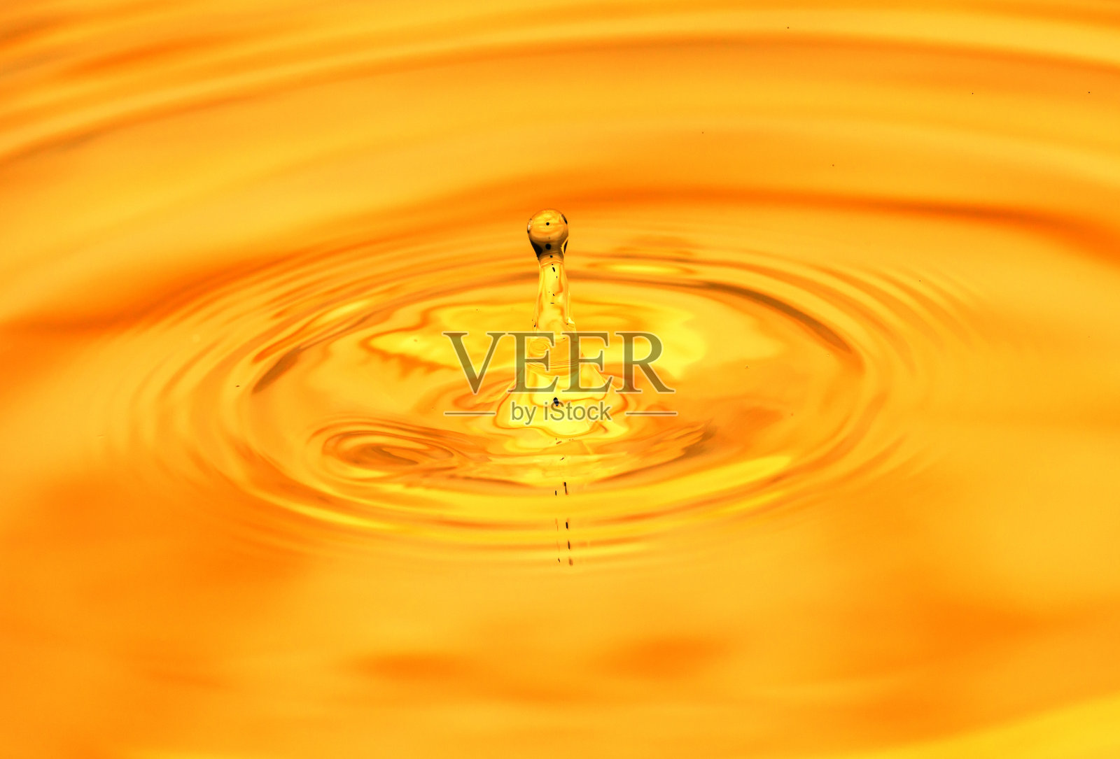 抽象的背景。一滴水是金色的照片摄影图片