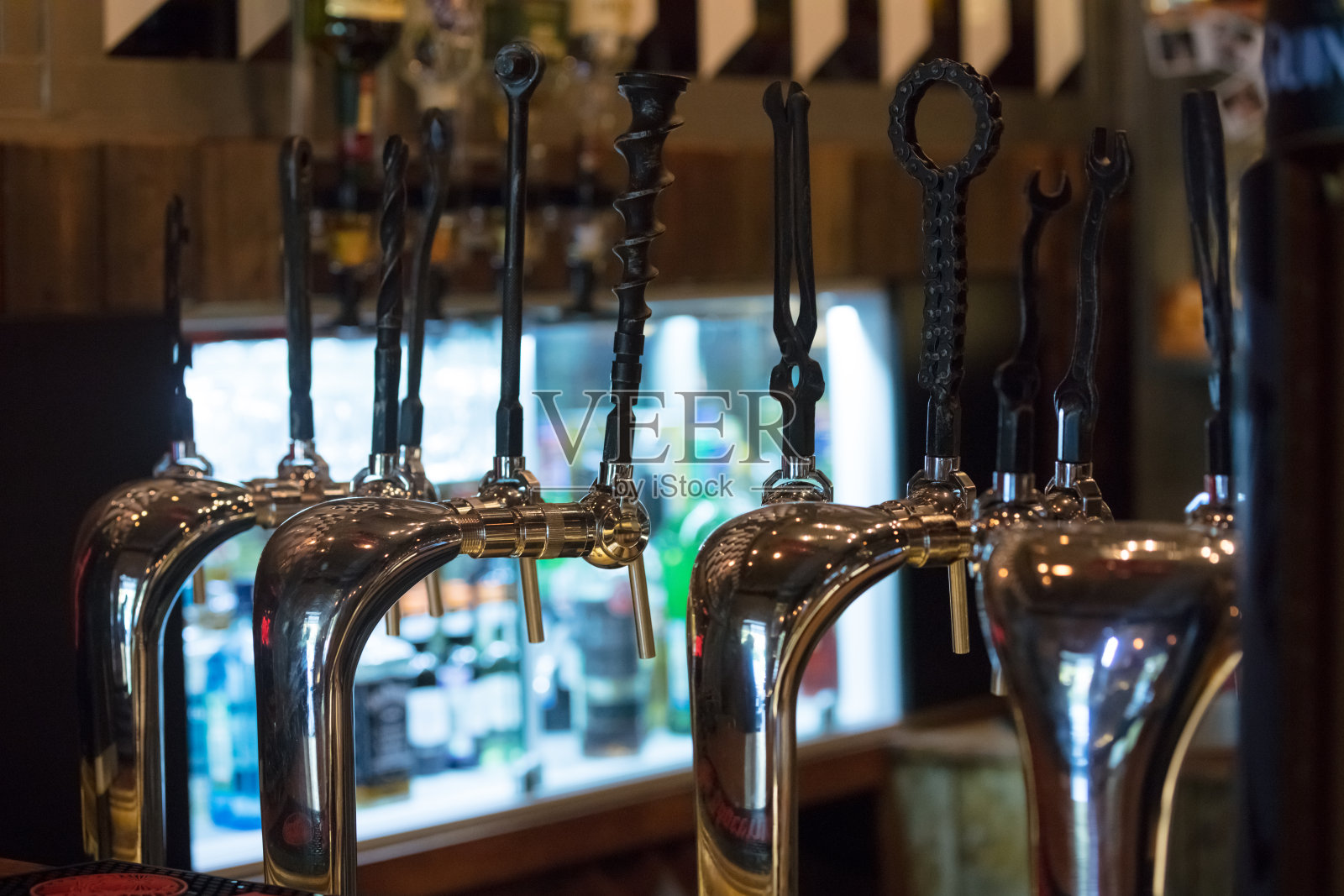 起重机的桶与工作仪器的水龙头手柄在酒吧照片摄影图片