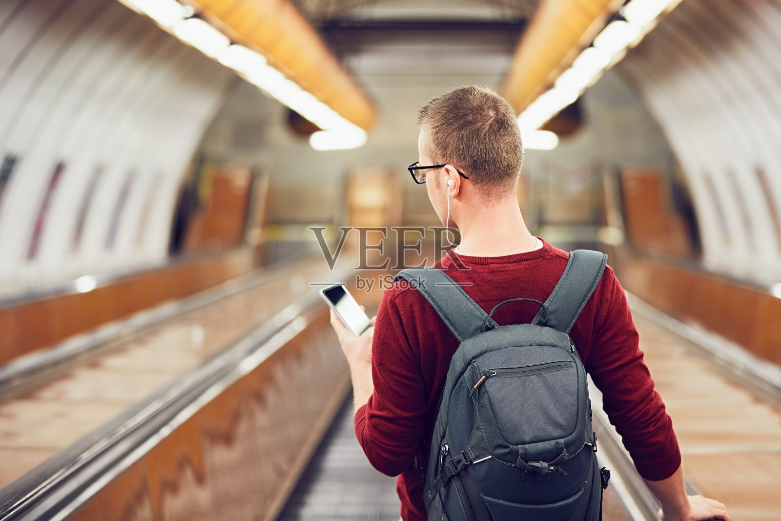 乘坐地铁的人照片摄影图片