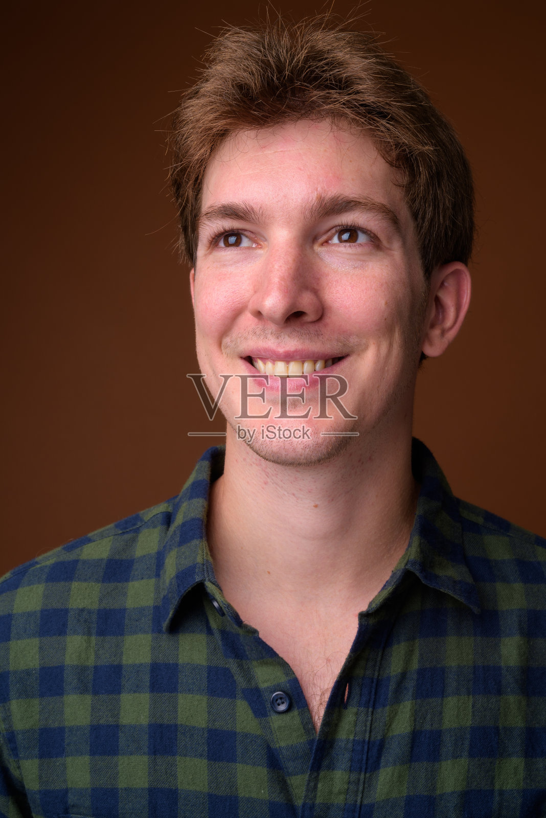 工作室拍摄的英俊的商人穿着格子衬衫，以彩色背景照片摄影图片