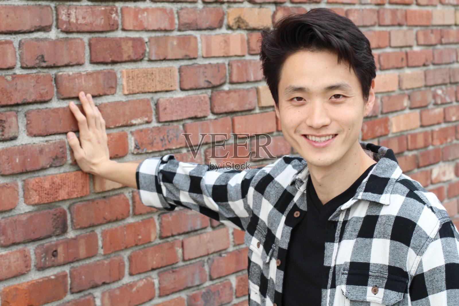 亚洲英俊男子随意微笑照片摄影图片