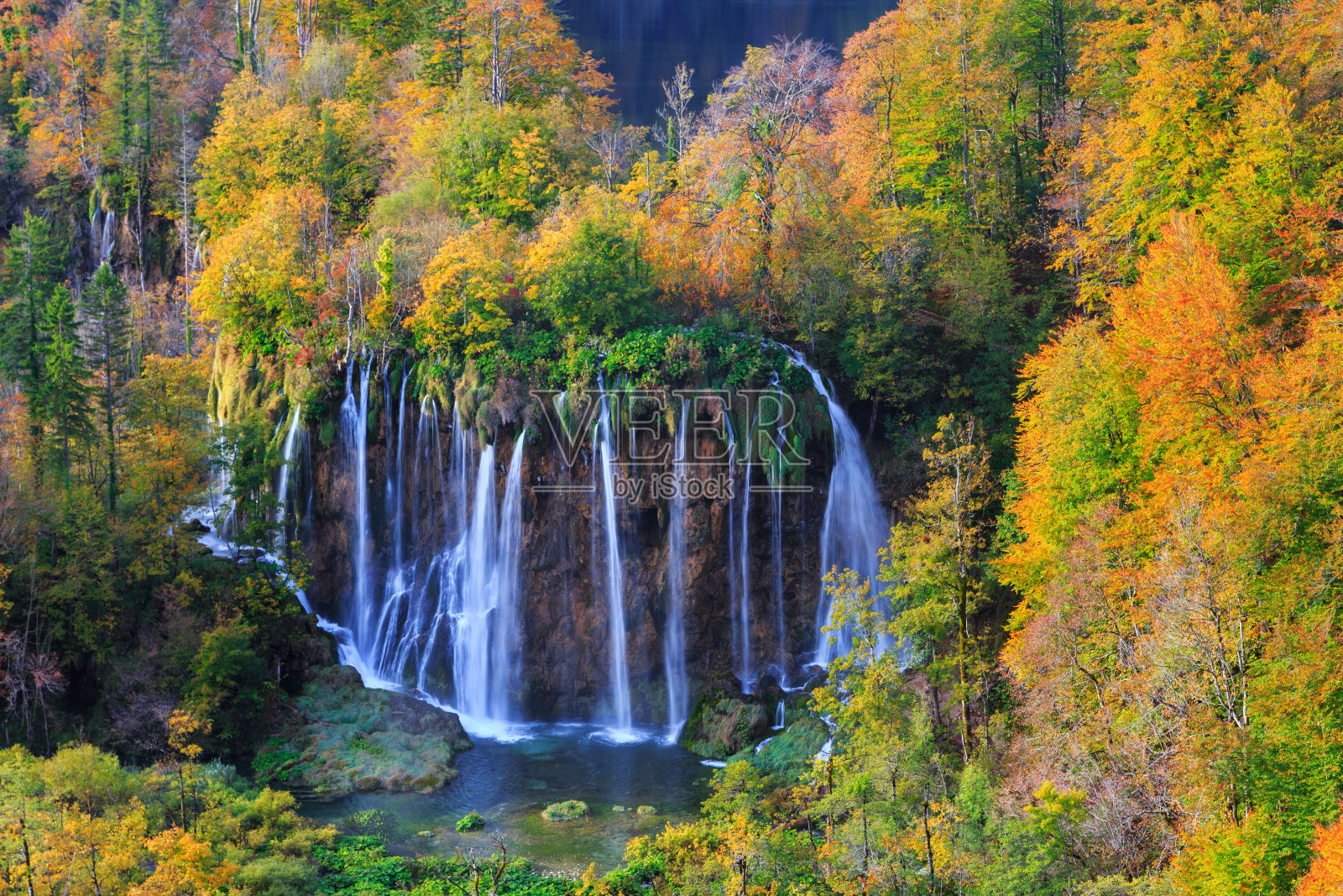普利特维茨湖有着美丽的色彩和壮观的瀑布照片摄影图片