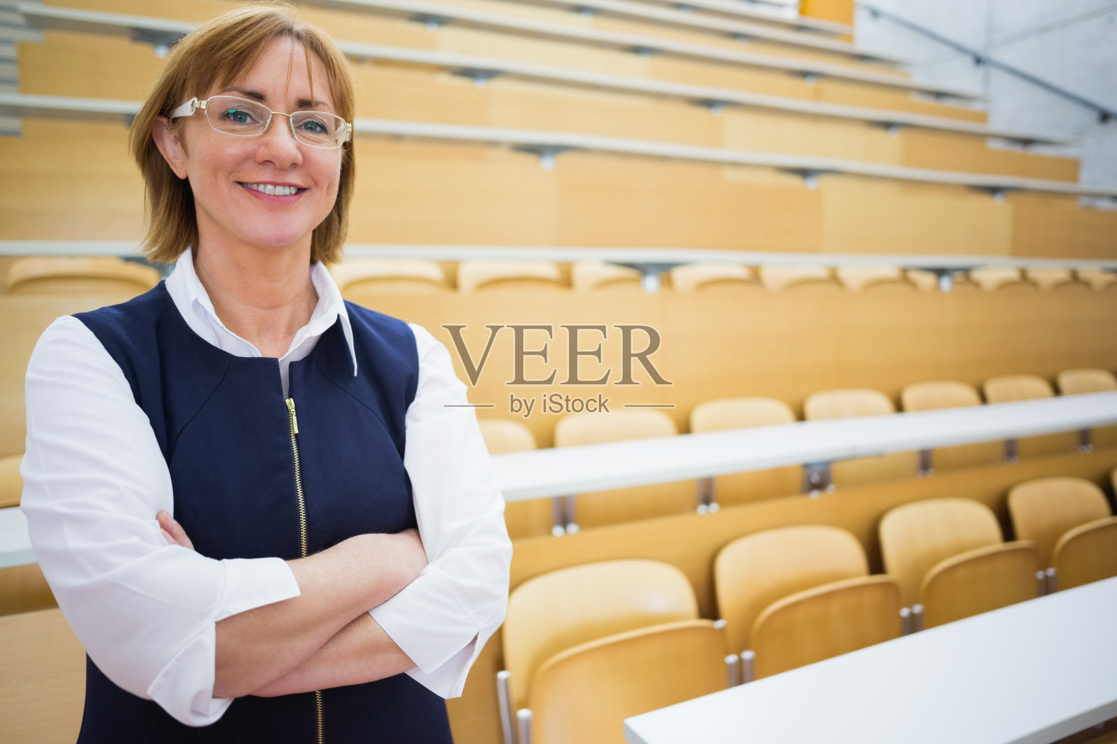 优雅的老师站在报告厅照片摄影图片