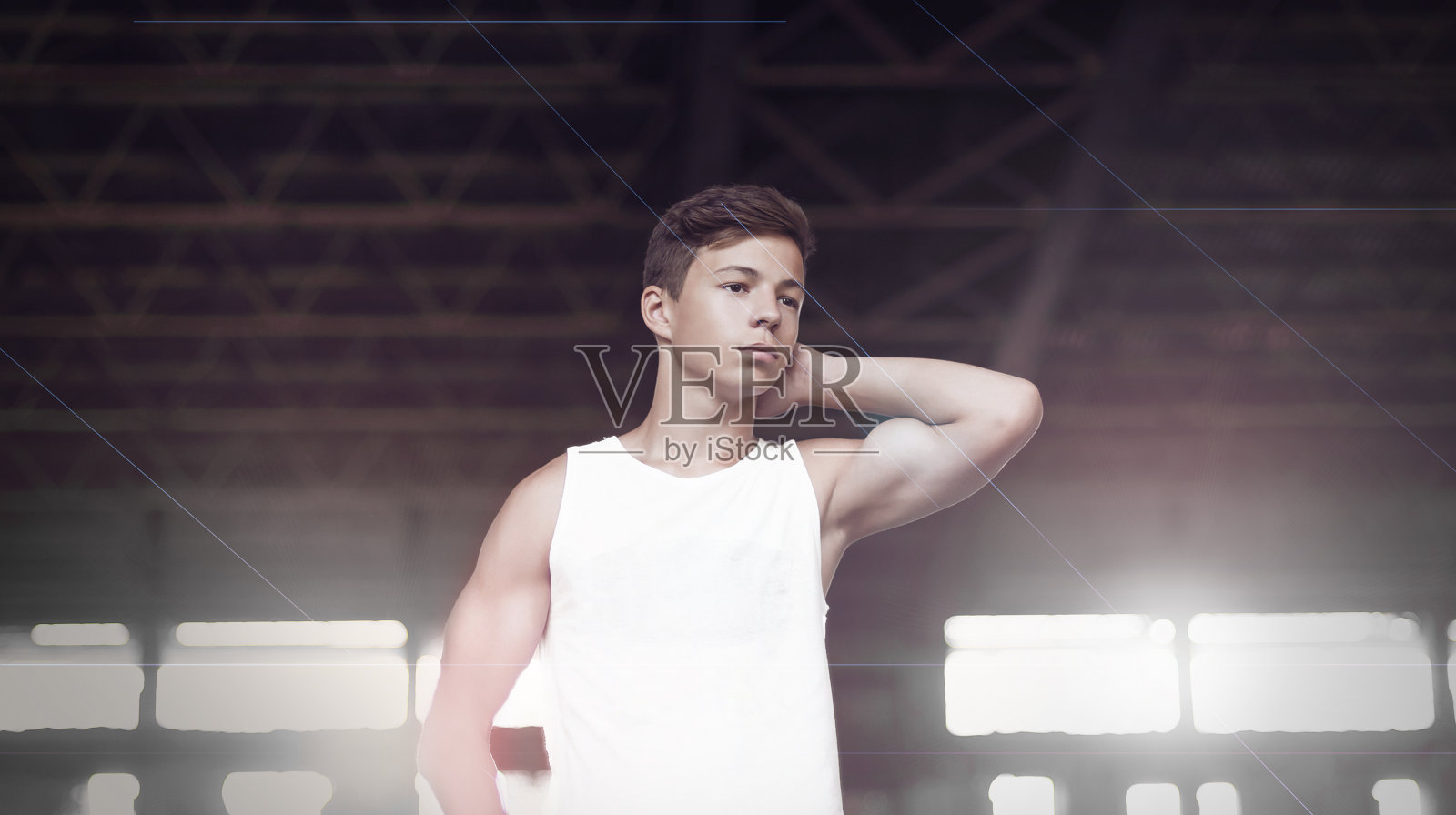 帅气的肌肉男，穿着牛仔裤，站在健身房里照片摄影图片