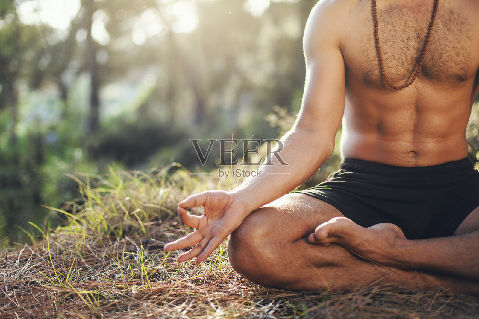 一个年轻人在公园里做瑜伽照片摄影图片