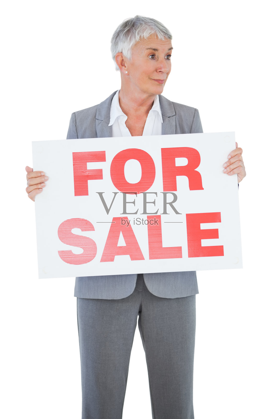 房地产经纪人拿着出售的牌子，看着别处照片摄影图片