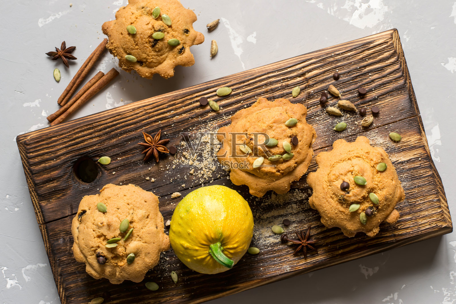 秋季南瓜松饼配香料，巧克力和南瓜子照片摄影图片