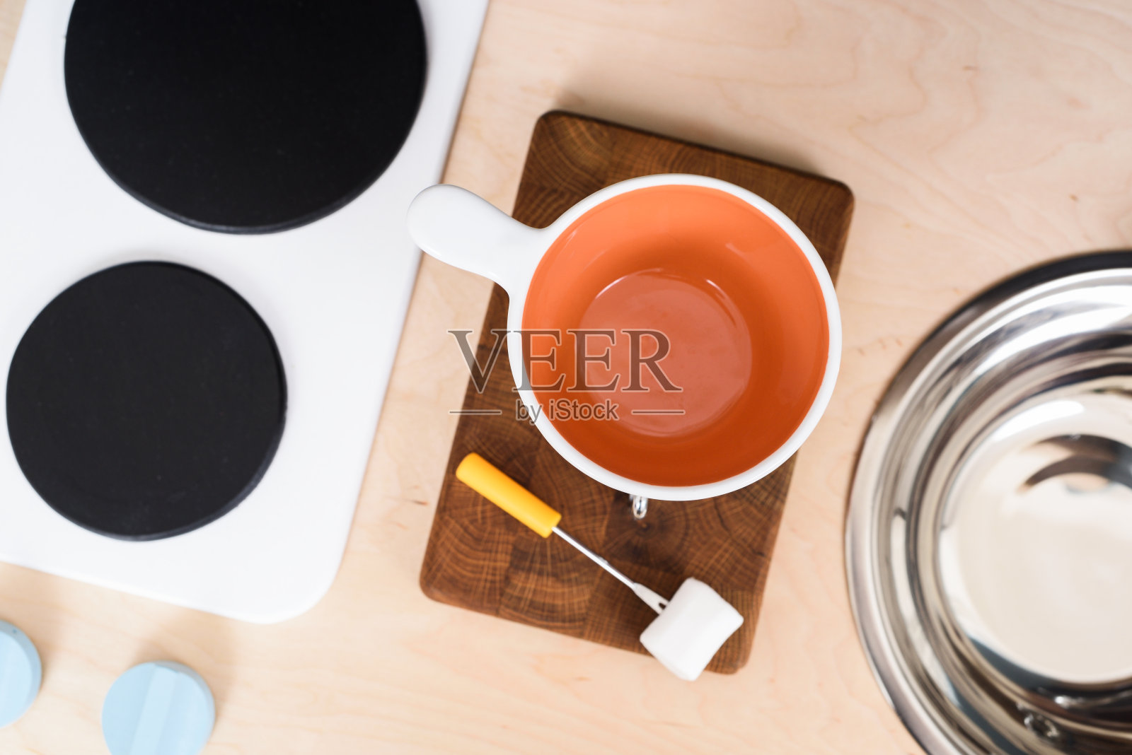 里面是棕色的空杯子和微型厨房炉灶和水槽照片摄影图片