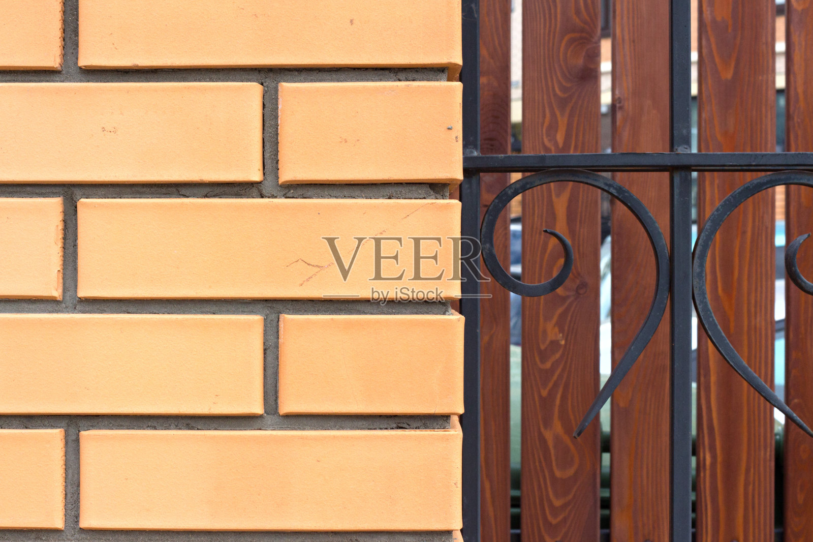 带有铜管的纯朴砖柱照片摄影图片